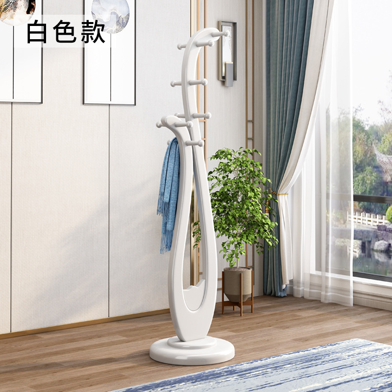 Ngôi nhà trong những cái móc mũ gỗ thật với quần áo có lưới, móc treo phòng ngủ, đồ gỗ sang trọng và Trung Quốc.