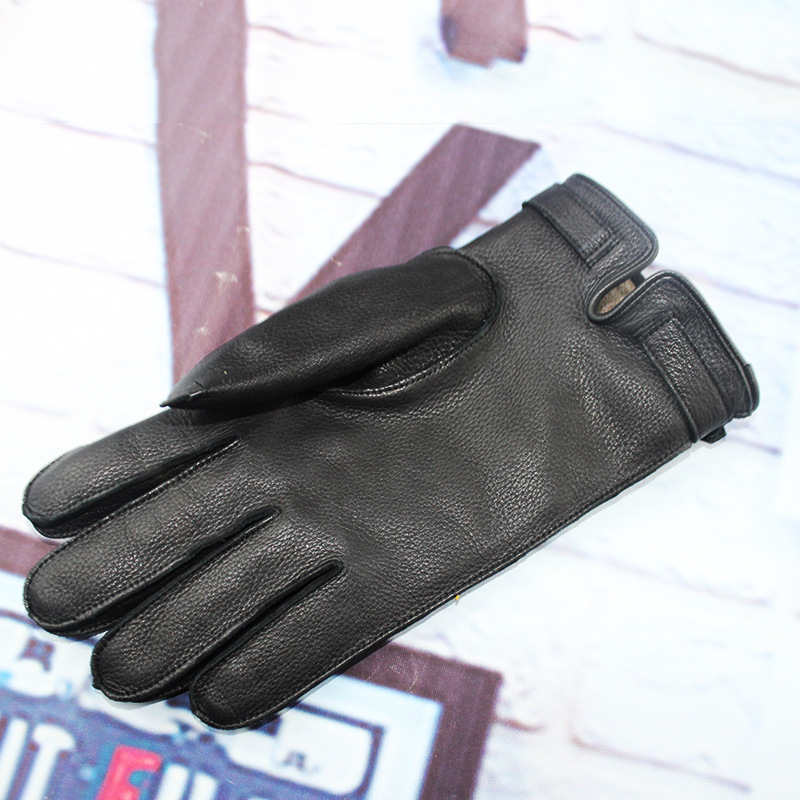 The manufacturer's wholesale man's winter deer-skin warm gloves rides with velvet-proof gloves.