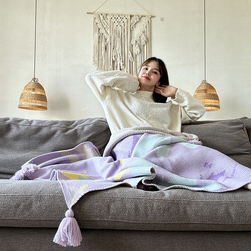 Trong những phòng đan thảm mới của văn phòng điều hòa không khí màn ngủ với mền giường đuôi