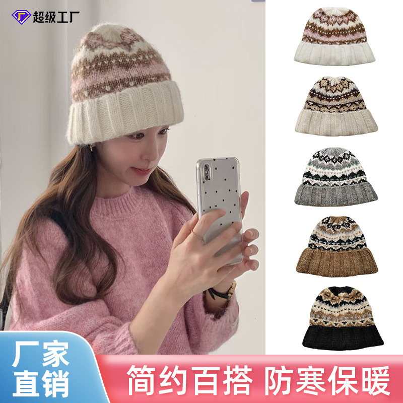 Chiếc mũ lông, mùa đông năm 2024 mùa thu, đan những cây kim đan mới để giữ cho tai ấm, đầu nhỏ bé quanh cái mũ len lỏng lẻo.
