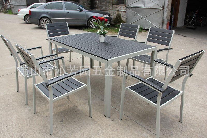 Designed by an outdoor table and chair furniture for wood-resistant table and chair outside the coffee shop