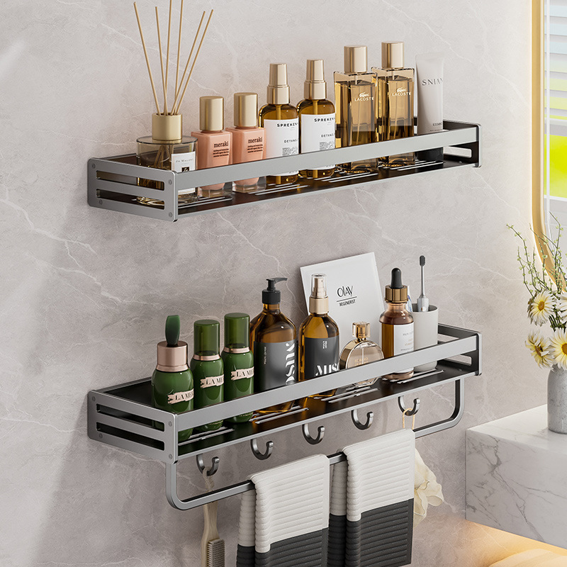 Viện nghiên cứu vũ trụ Aluminium có một kệ phòng tắm có tường bao phủ trên tường của một nhà vệ sinh đa mục đích.