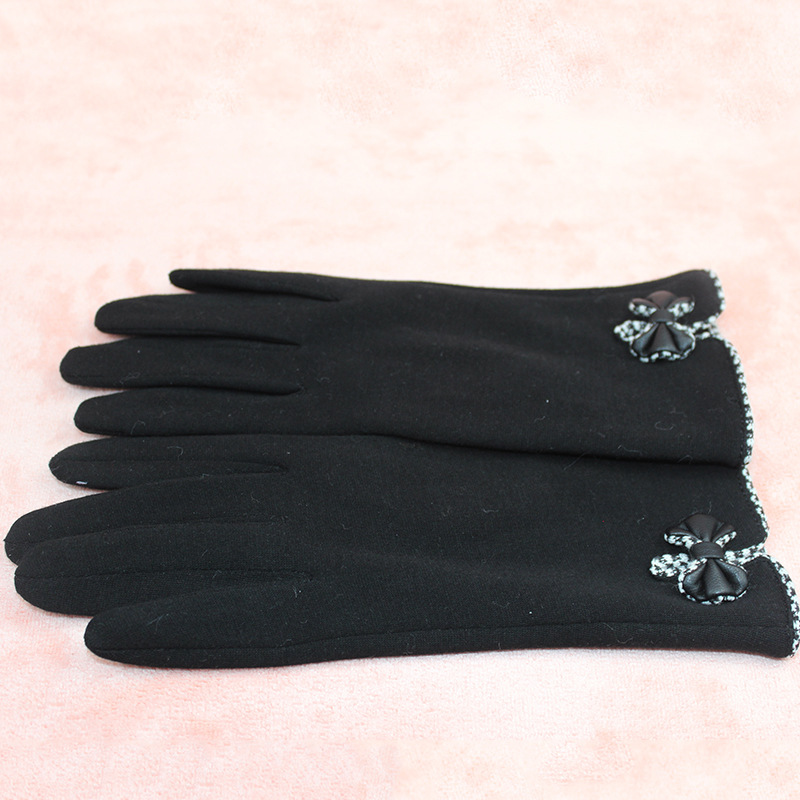 In the winter, Ms. Twiss, the electric car rides a glove with a warm warmer glove and a cold and fluffy glove factory.