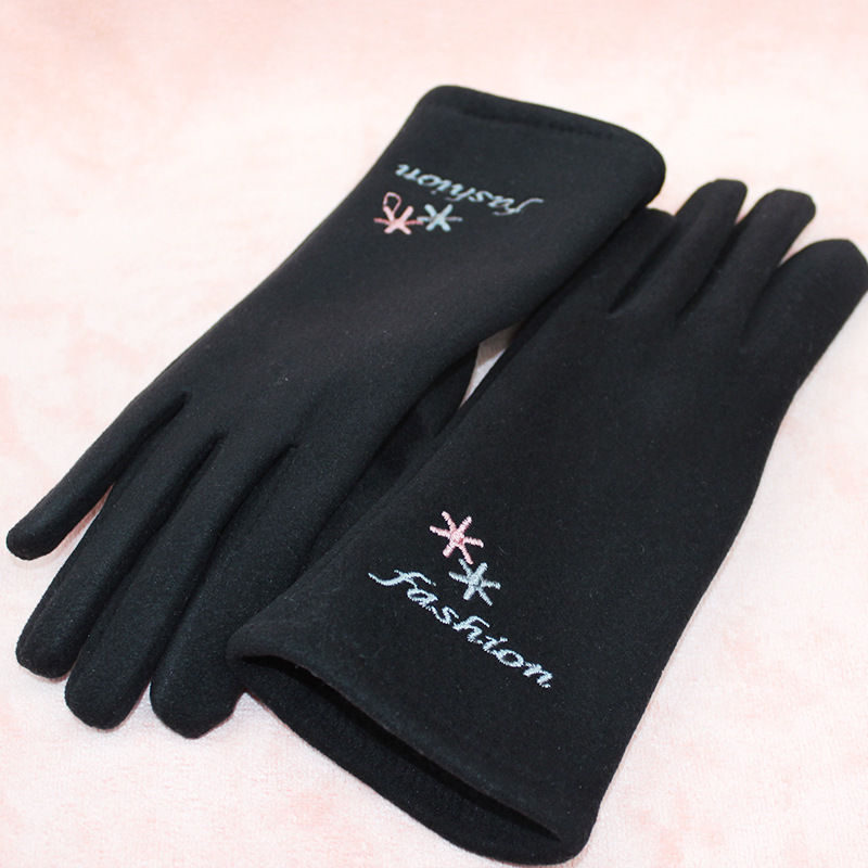 The mittens winter lady han with a thick double layer of cuddly warm, wind-proof ride gloves.