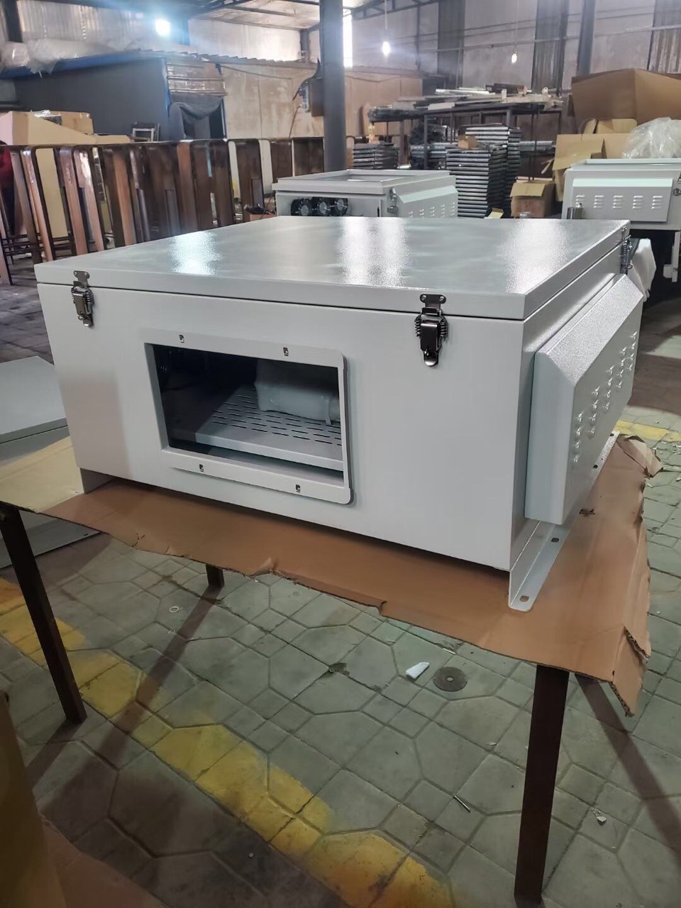 Một lò chiếu ngoài trời, một bể chứa nước chống thấm, một hộp máy chiếu ngoài trời.
