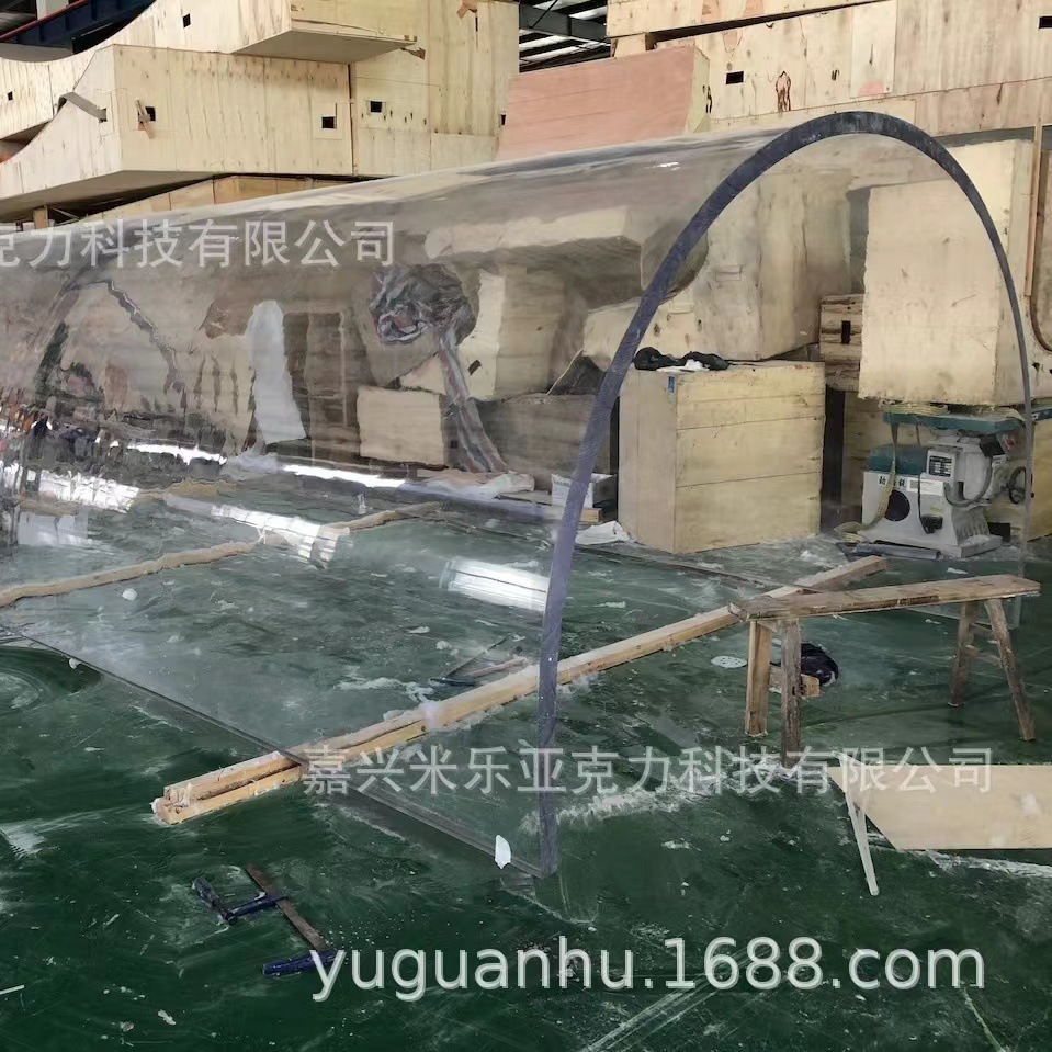 Công ty gốc chịu trách nhiệm cho việc xây dựng bảo tàng thủy tinh hữu cơ, xây dựng chuyên nghiệp của thủy cung, Akeley.