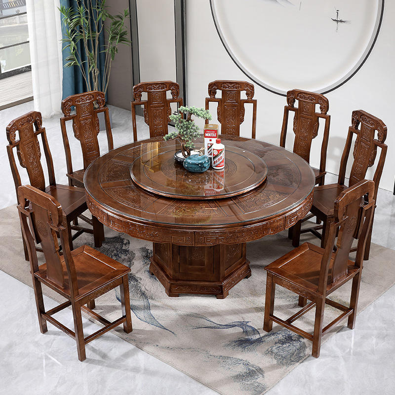 Một cái bàn đầy bàn gỗ và ghế, với một dây nịt quay, với một cái bàn gỗ sồi ở giữa một nhà điêu khắc cổ đại.