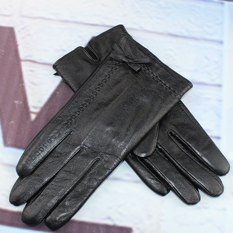 Ms. Leather Gloves, warm in the autumn and winter, drive with warmer cars and thicker colds and cuter butterflies.