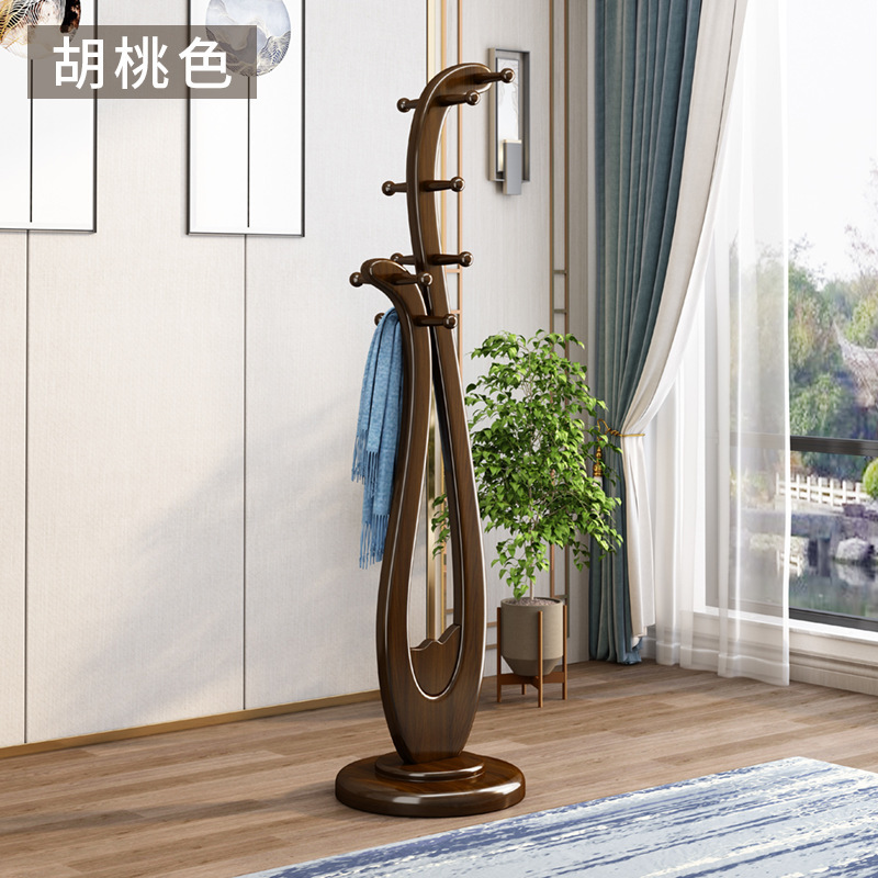Ngôi nhà trong những cái móc mũ gỗ thật với quần áo có lưới, móc treo phòng ngủ, đồ gỗ sang trọng và Trung Quốc.