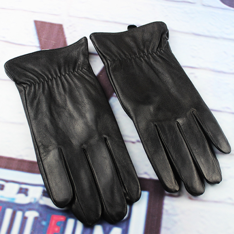 Autumn winter's new edition means a man's hand-in-hand cycling with velvet and windproof gloves.