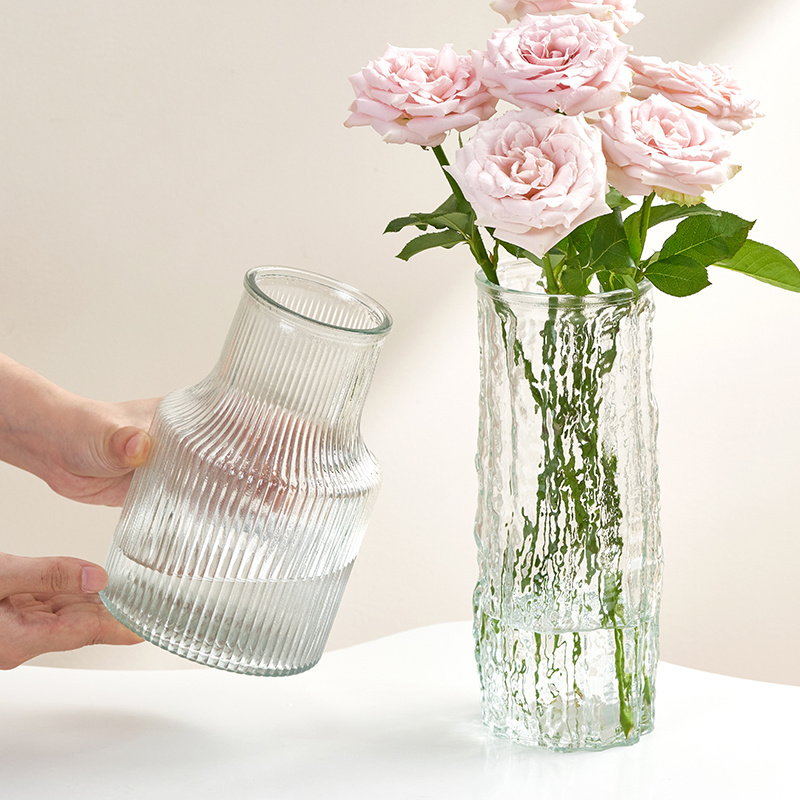 Transparent glass vases, a simple, modern-day water, rose lilies, rich and rich.