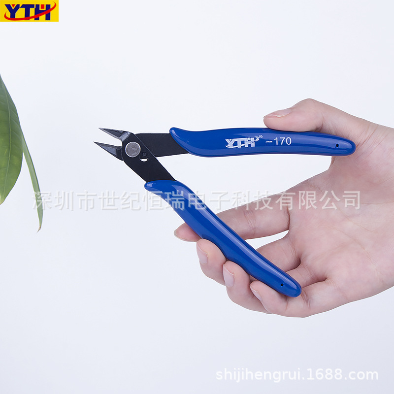 Nail tools to cut the nails, cut the nails, cut the cutters, cut the metal cutters, cut the cutters.