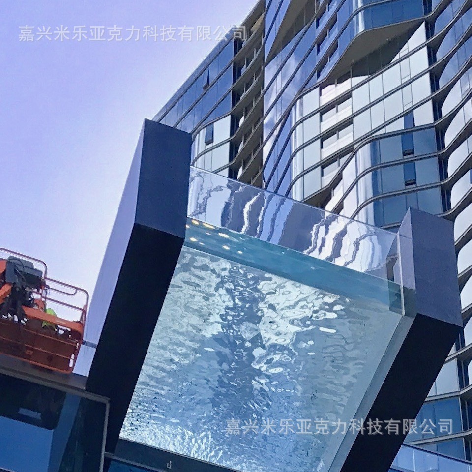 Đó là bể bơi thủy tinh hữu cơ ở ngoài trời.