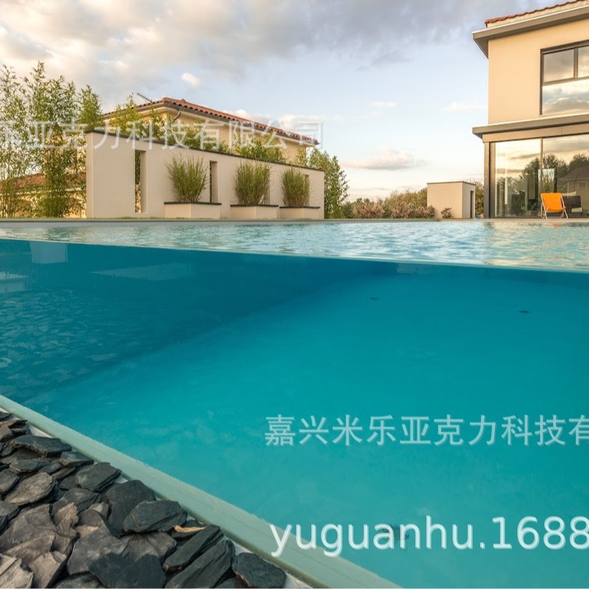 Đó là bể bơi thủy tinh hữu cơ ở ngoài trời.