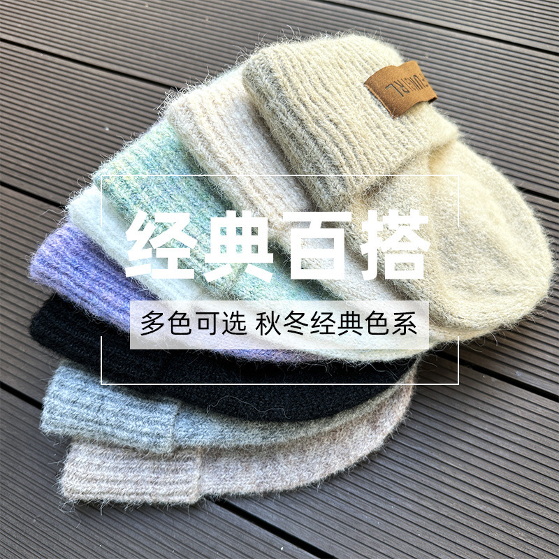 Cô ta có một cái mũ có lông, chất lượng cao.