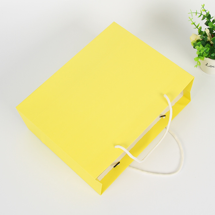 Clothes white card paper bags are customised for hand-held clothing shopping bags and folded bags are printed