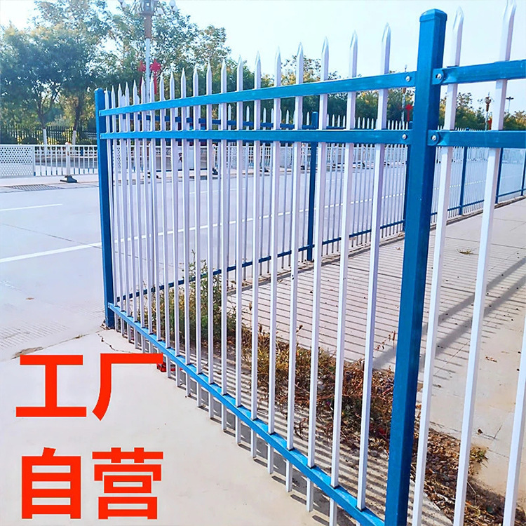Hàng rào, hàng rào bảo vệ tường, hàng rào thép mới, hàng rào kẽm gai, nhà máy cột xanh và trắng.
