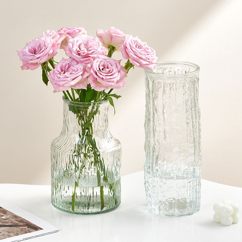 Transparent glass vases, a simple, modern-day water, rose lilies, rich and rich.