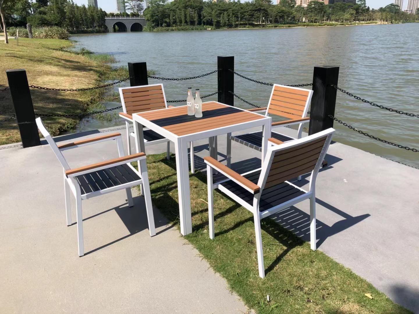 Wholesale of an outdoor furniture table and chair on the balcony, on the composure-resistant wood table and on the indoor garden restaurant.