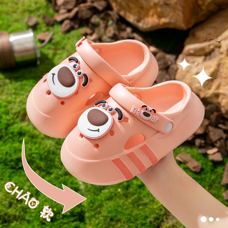 Những cái móng hang trẻ con, những chàng trai và cô gái da màu mùa hè trong nhà và ngoài cửa xe trượt tuyết dễ thương của Eva.
