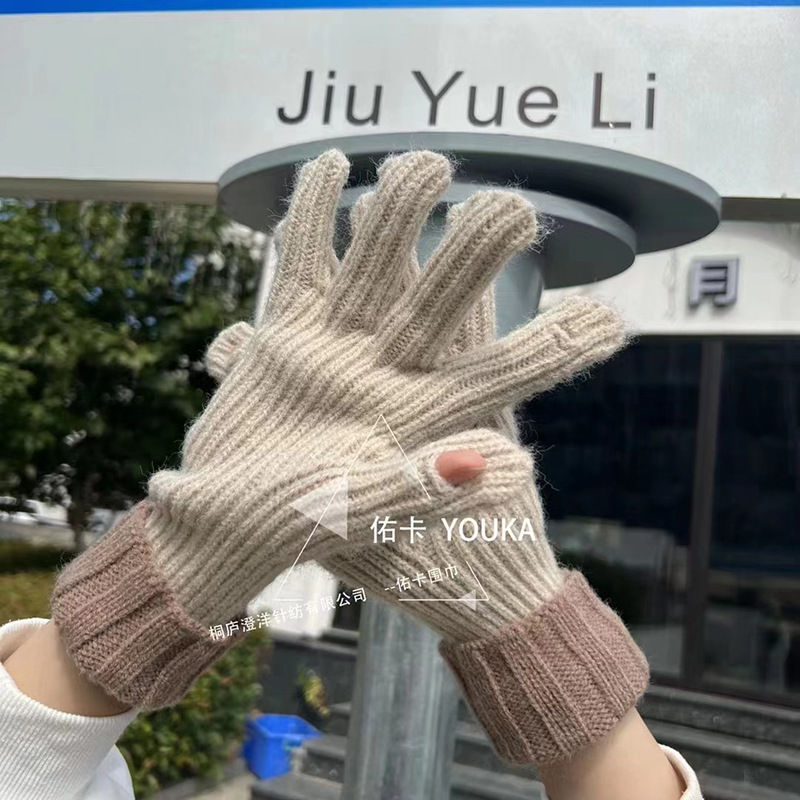Việc phân phối kim tiêm mùa đông mới cho sinh viên chống nóng lạnh chỉ vào găng tay của màn hình cảm ứng.