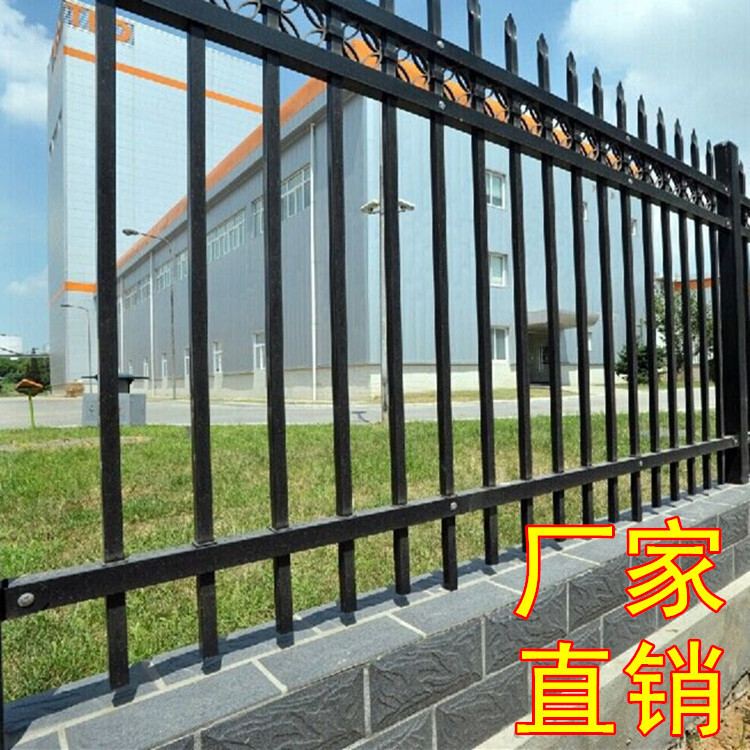 Hàng rào, hàng rào bảo vệ tường, hàng rào thép mới, hàng rào kẽm gai, nhà máy cột xanh và trắng.