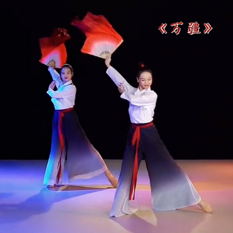 Ha Fai and Manjia dance costumes in the original plaza, classic Han Chinese costumes, performing modern stage costumes