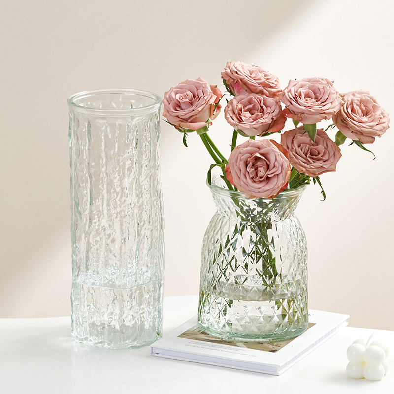 Transparent glass vases, a simple, modern-day water, rose lilies, rich and rich.