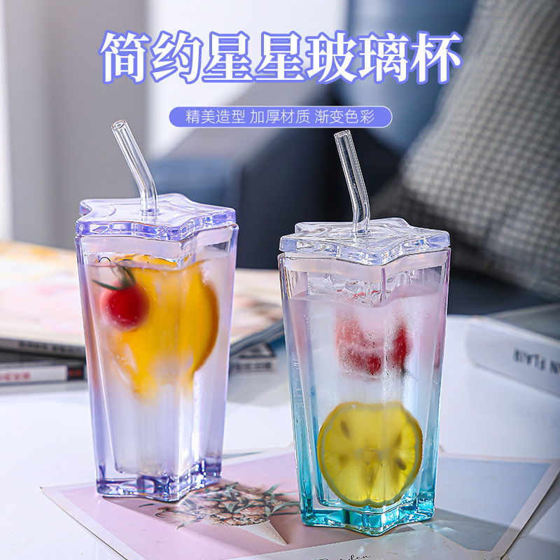Kính sáng tạo là một chiếc cốc đá hình ngũ giác màu Gradual Colder có nắp trên tách rơm.