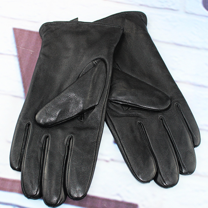 Autumn winter's new edition means a man's hand-in-hand cycling with velvet and windproof gloves.