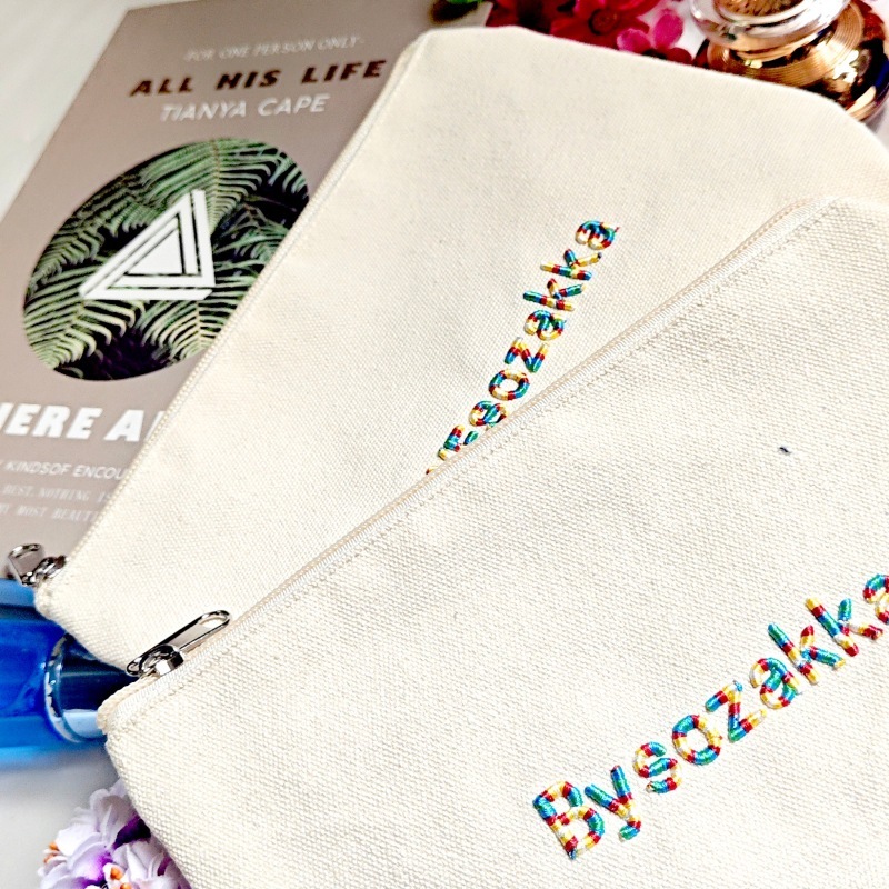 The new preferential fashion is a very simple embroidery plaster and make-up kit wash and wash with a light-handed zipper.