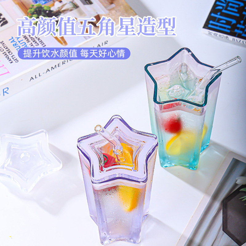Kính sáng tạo là một chiếc cốc đá hình ngũ giác màu Gradual Colder có nắp trên tách rơm.