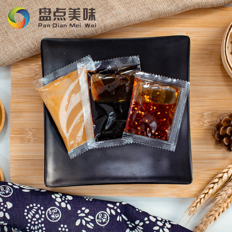 Túi nước sốt nóng và nước tương trộn.