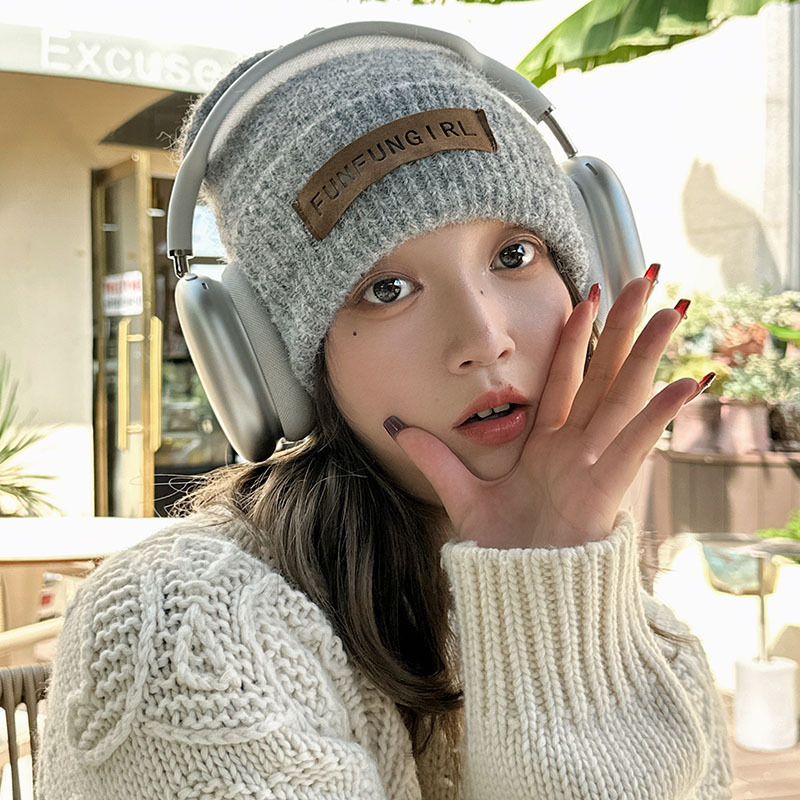 Cô ta có một cái mũ có lông, chất lượng cao.