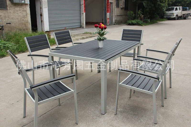 Designed by an outdoor table and chair furniture for wood-resistant table and chair outside the coffee shop