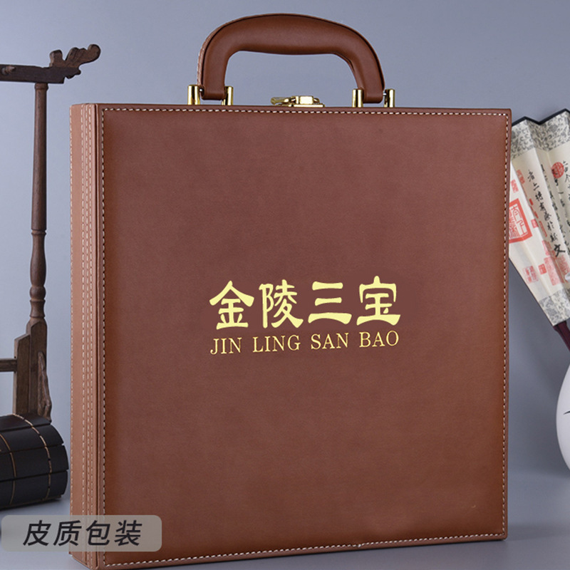 Hợp tác với cuộc họp thương mại của The Golden Leather Packet trong bức tường vàng.