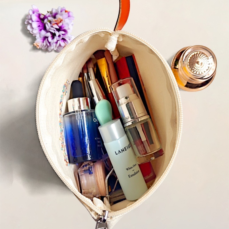 The new preferential fashion is a very simple embroidery plaster and make-up kit wash and wash with a light-handed zipper.