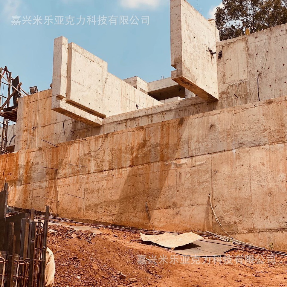 Đó là bể bơi thủy tinh hữu cơ ở ngoài trời.