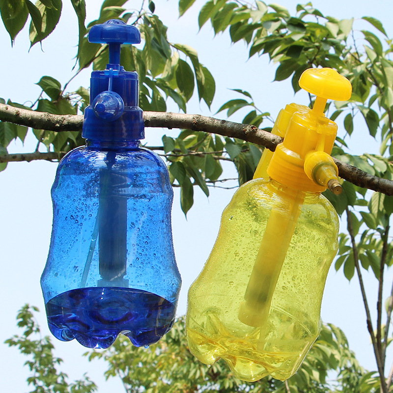 Một bình phun nhỏ được bọc bằng một bình xịt lớn được sử dụng bởi gia đình người bán hoa để khử trùng.