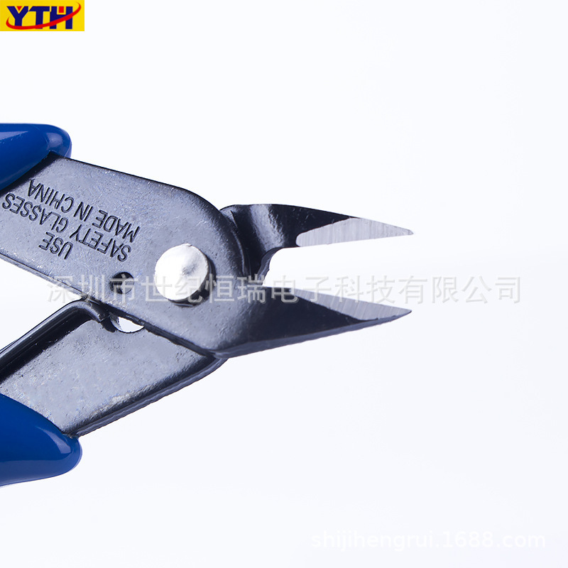 Nail tools to cut the nails, cut the nails, cut the cutters, cut the metal cutters, cut the cutters.