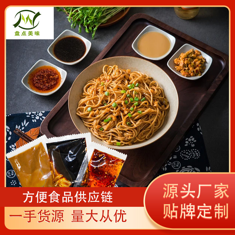 Túi nước sốt nóng và nước tương trộn.