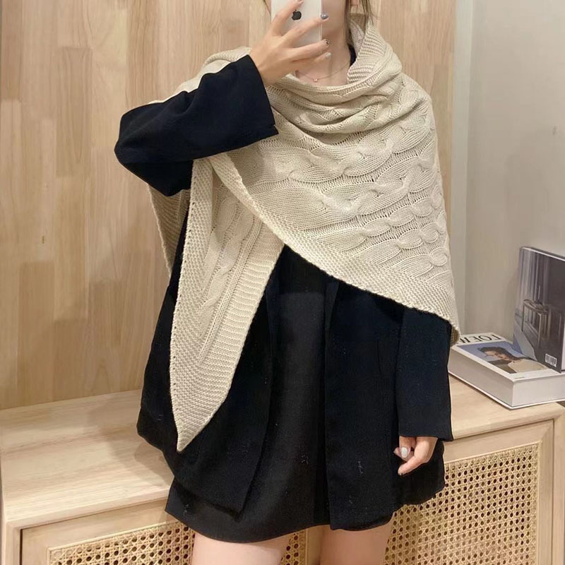 Nhà máy thay đổi một sợi tóc đa mục đích mới với một trăm khăn choàng để giữ cho tam giác đan được ấm.