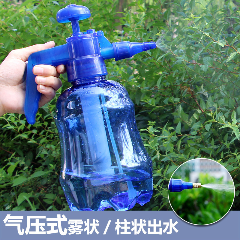 Một bình phun nhỏ được bọc bằng một bình xịt lớn được sử dụng bởi gia đình người bán hoa để khử trùng.