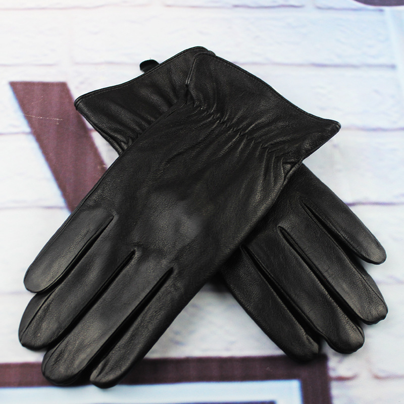 Autumn winter's new edition means a man's hand-in-hand cycling with velvet and windproof gloves.