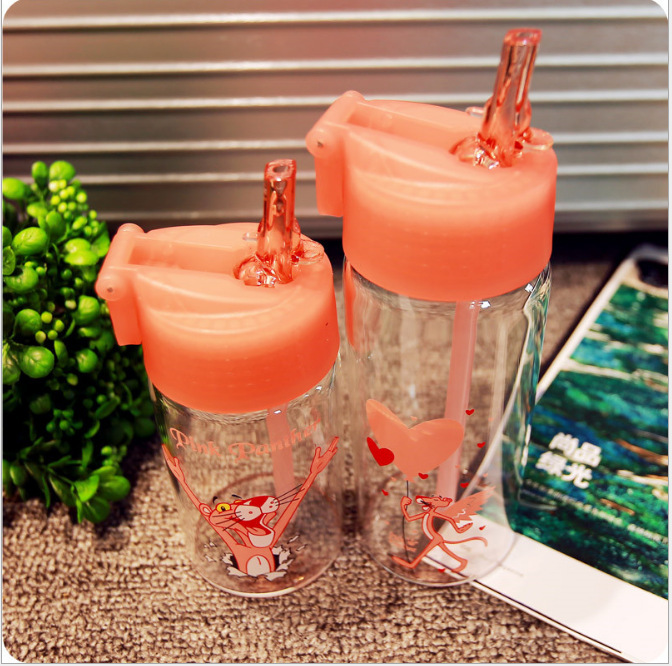 The Korean cute glass girl cartoons with the creative pink straw cup.