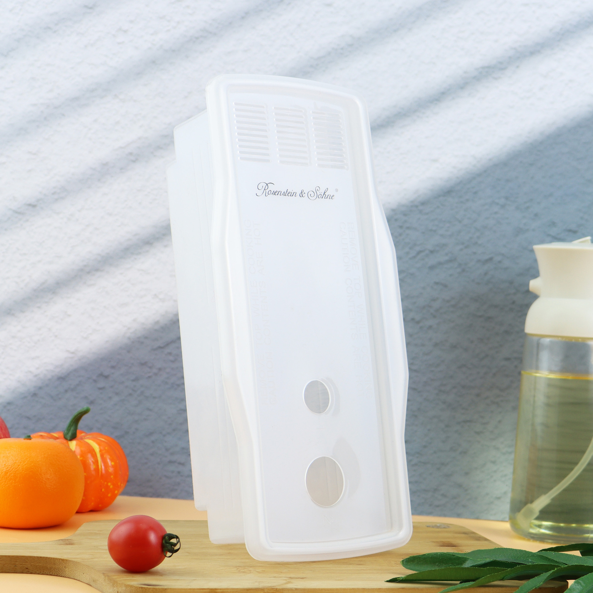 The Japanese-transparently sealed-container box can be used to freeze the microwave lasagna.