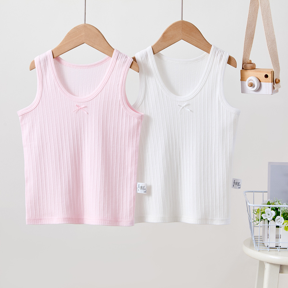 Hai miếng pyjama cho một đứa trẻ với một bộ áo bông 100 xu và một bộ pyjama.