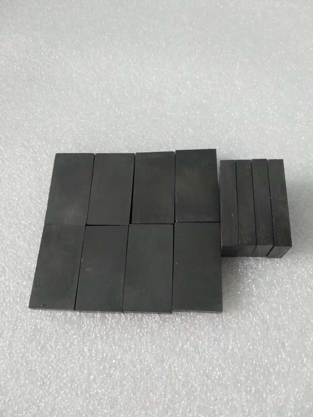 A silica plate plate of squares, a grinding plate, a fire-resistant brick.