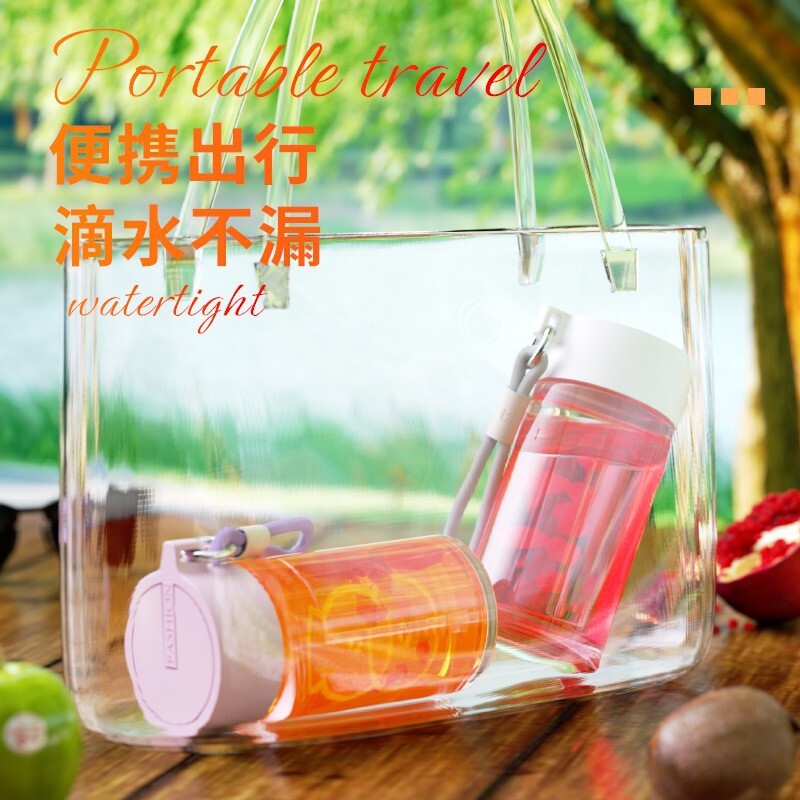 Một cô gái mới, tươi, đeo kính với một ly sữa với một sinh viên chuyên nghiệp.