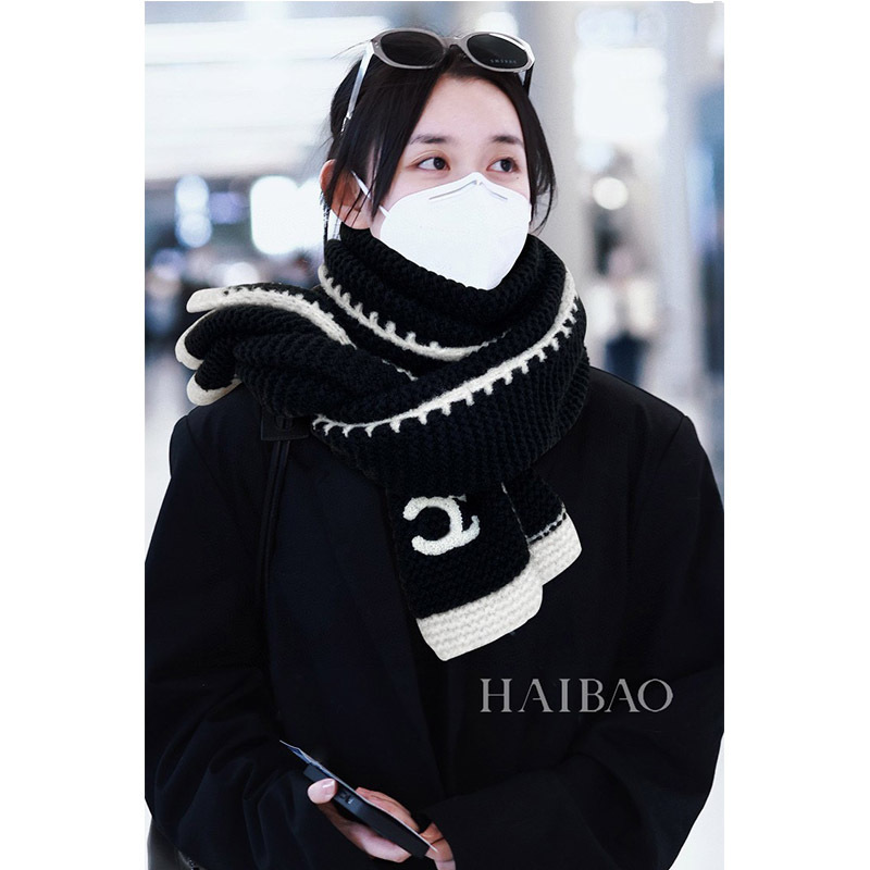 High-temperature fashion letter, sheave scarf, thicken her warm cape in the autumn and winter.